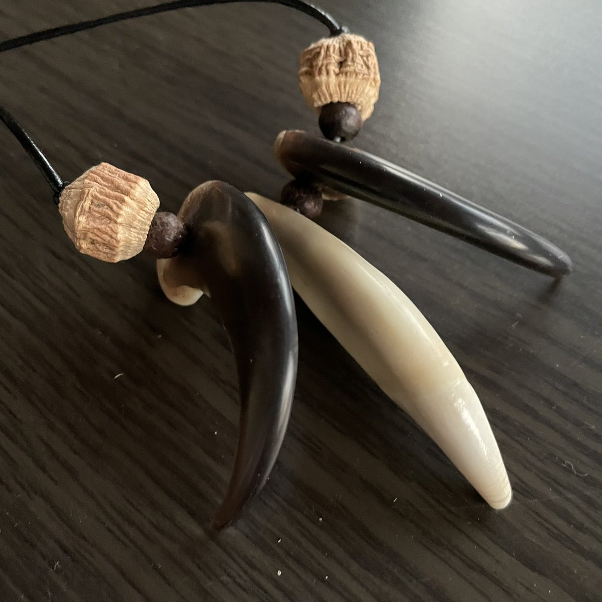 アイヌ工芸 熊前爪のネックレス 青玉 マッコウ鯨 紐は手編み 【公式通販】