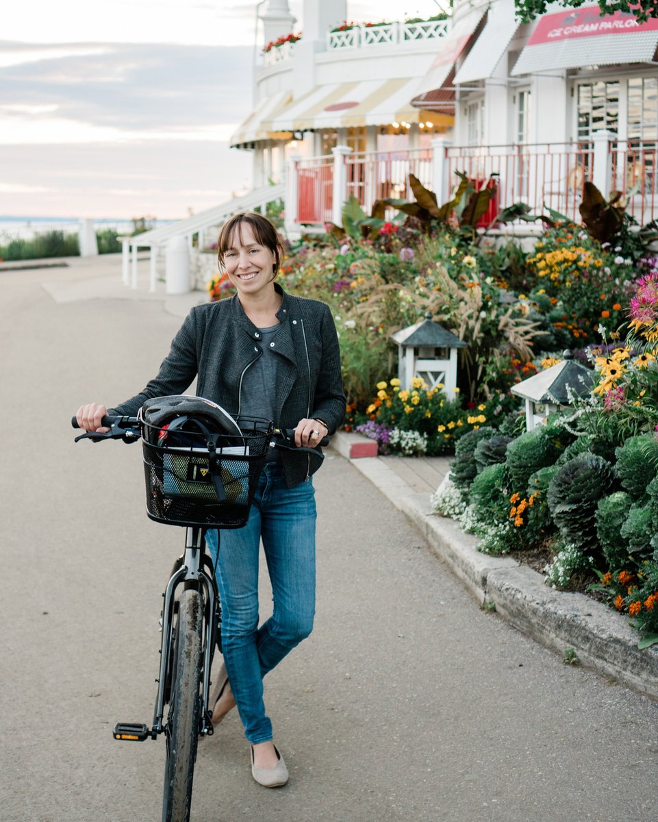 allieo's tweet photo. I hated Mackinac Island when I went as a kid. I realized later that it was because that trip was the first that my sheltered little self realized that there were uber wealthy people out there who had exclusive access to stuff that the rest of us could only dream of (this was obvi https://t.co/eUIQl7XtHm