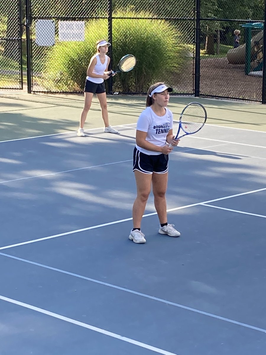 BronxvilleTenn1's tweet photo. Bronxville Girls Varsity tennis jumps out to a 3-0 lead as Hannah Shammas, Lucy Clark &amp; 2 dubs pair Alexa Kocur &amp; Lexi Hulbert win  #gobroncos https://t.co/5zIBz4lNof