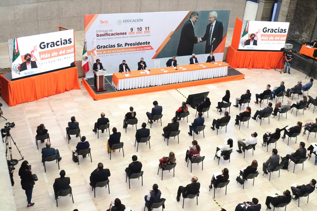 SnteNacional's tweet photo. #TodosSomosUno 🙋‍♂️

Basificación, trabajo conjunto #SNTE 🍎📚 @SEP_mx 🏢 para garantizar educación: @delfinagomeza 🟠 Reconoce Mtro. Alfonso Cepeda Salas a @lopezobrador_ 🇲🇽 voluntad de apoyo a magisterio durante entrega de más de 44 mil plazas

Nota 👉 https://t.co/XOJ0RTAtf8 👈 https://t.co/E6BvKSGAD3
