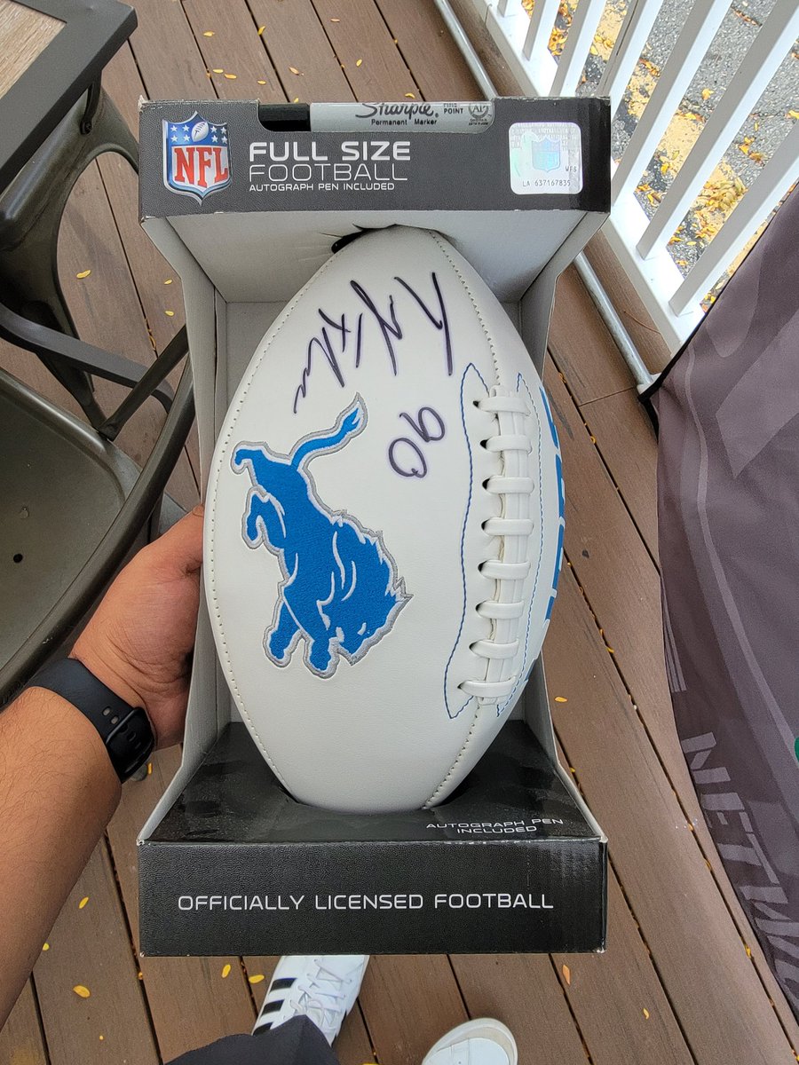 WorldofIsaac's tweet image. I'm giving away this pretty sweet authentic autographed Lions football. All you have to do is RT and follow @woodwardsports. I'll pick a winner during MNF