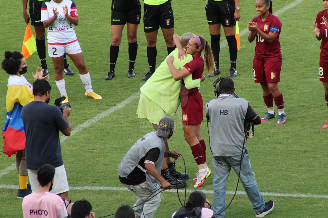 El abrazo entre Yulimar Rojas y Deyna Castellanos.

¿Cuántos likes para esta foto? 😍🔥🇻🇪