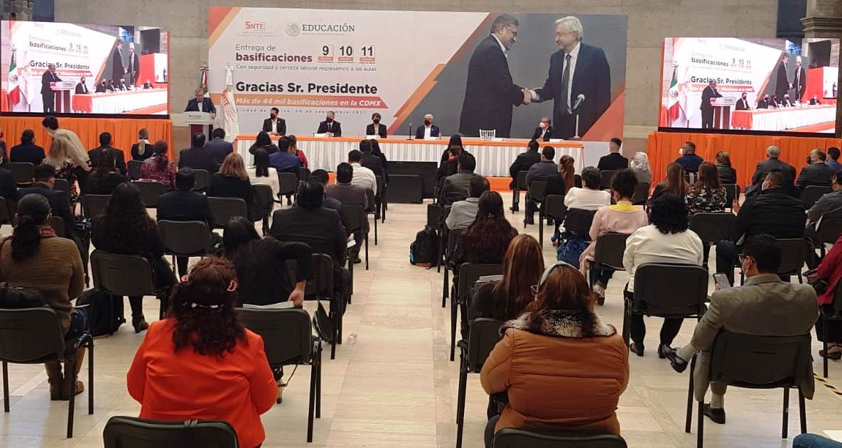 SnteNacional's tweet photo. #TodosSomosUno 🙋‍♂️

🔴 Basificación de más de 44 mil trabajadores de la educación, parte de ruta de transformación que lleva a cabo el actual gobierno federal con hechos, no con palabras, coinciden el #SNTE 🍎📚 @SEP_mx 🏢 y @AEF_CM 🏤

Nota 👉 https://t.co/XOJ0RTAtf8 👈 https://t.co/52WUPnzzJu