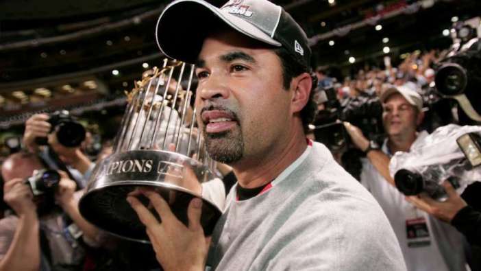 guille94's tweet image. Cerrador con más rescates en una temporada: Francisco "Kid" Rodríguez con 62
Único latino en ganar una triple corona: Miguel Cabrera
Primer mánager latino en ganar una Serie Mundial: Ozzie Guillén
Receptor con más HR en una temporada: Salvador Pérez
¿Nada mal, no? 🇻🇪😏⚾