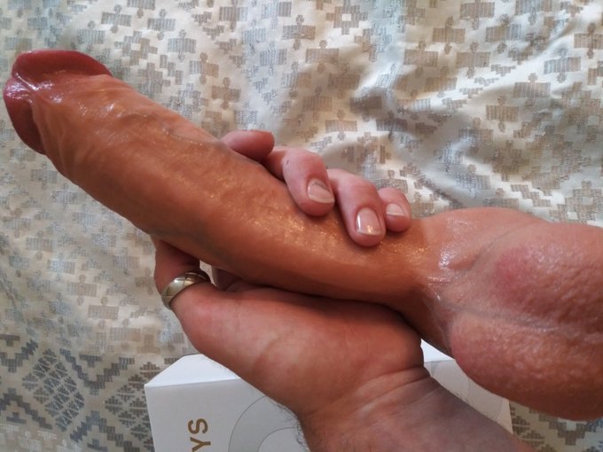 1 pic. This dildo from @QUTOYS_US is freakin awesome! So realistic!!! And its a great size too. Cant