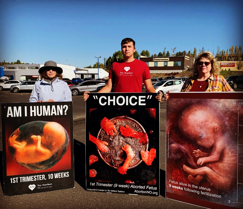 TinyHeartbeatM's tweet photo. Last week our team sidewalk counseled outside of the Pullman Planned Parenthood. We had two new volunteers with us out advocating for the unborn.

Please pray for the women going in that they would soften their hearts and turn away from this place.

#abortionismurder #outreach https://t.co/6DQWASSjrY