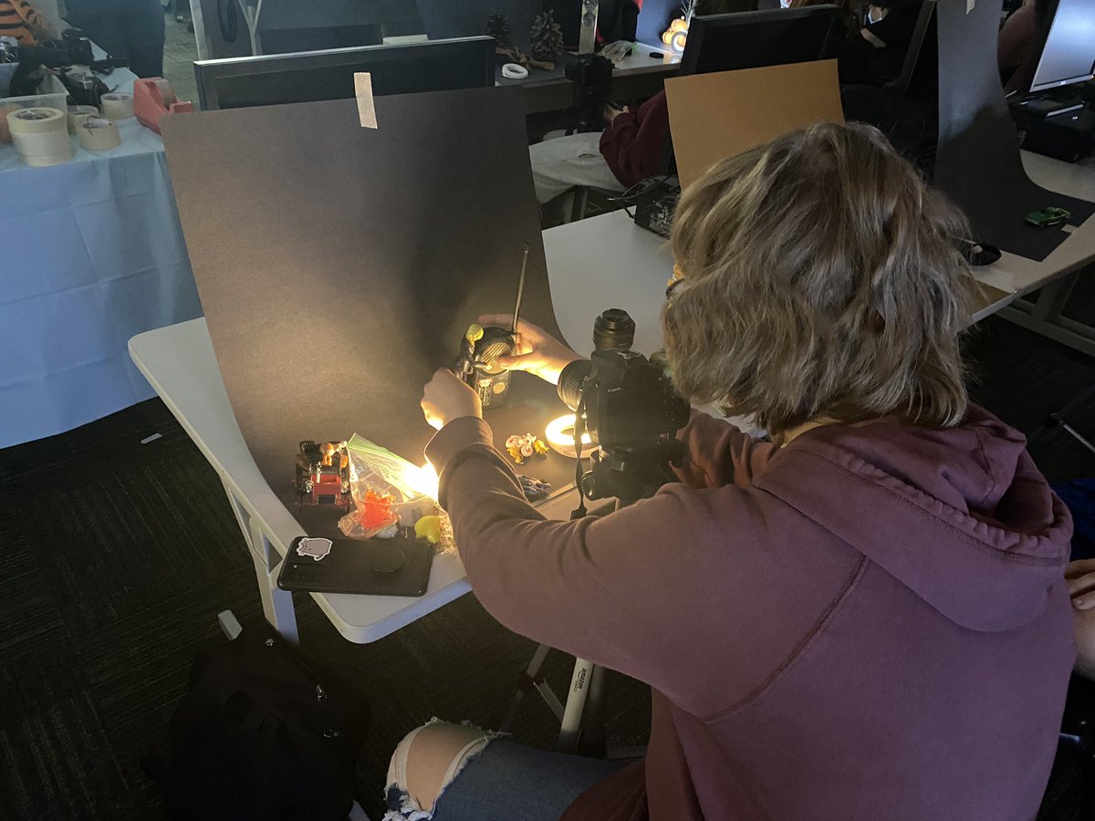 Mr_Burden_TA's tweet image. Day 10: checked out photography and students working with light sources using ring lights. #AdminChallenge #180DaysLearning