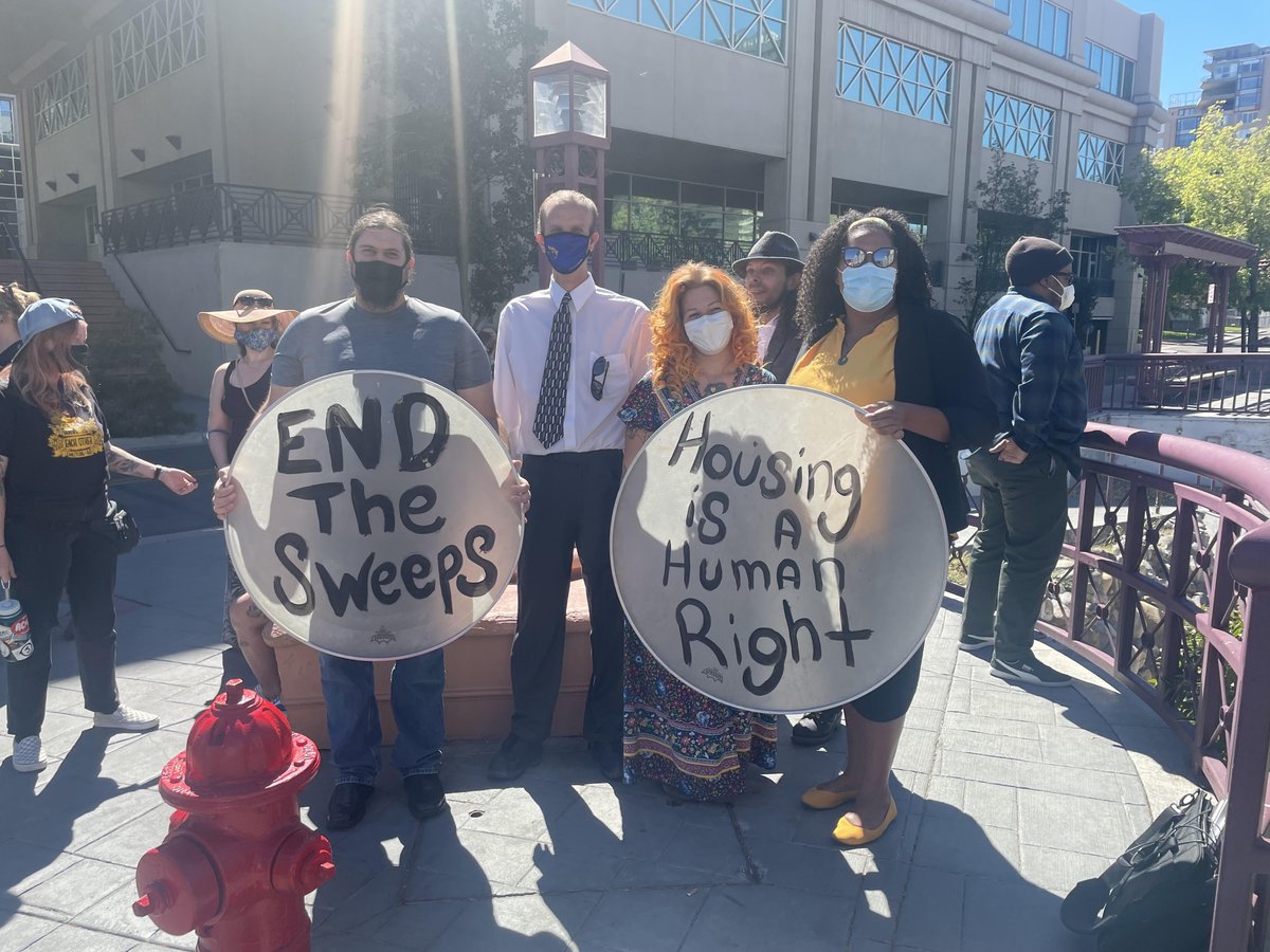 ACLUNV's tweet photo. We're proud to stand by the Reno protesters who were targeted by Reno PD during June's #StopTheSweeps protests. When police target protesters for prosecution, their interests are not in enforcing the law, but in silencing speech that they don’t like.
#SolutionsNotSweeps https://t.co/r052dAS9kW
