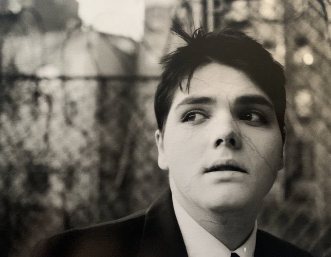 hopelessfrank's tweet photo. Dios trabaja de formas misteriosas y hoy nos ha entregado estas fotos muy viejas de Gerard (período en que asistía a la universidad). Fueron tomadas por su ex novia Kat. https://t.co/70czLr08dI