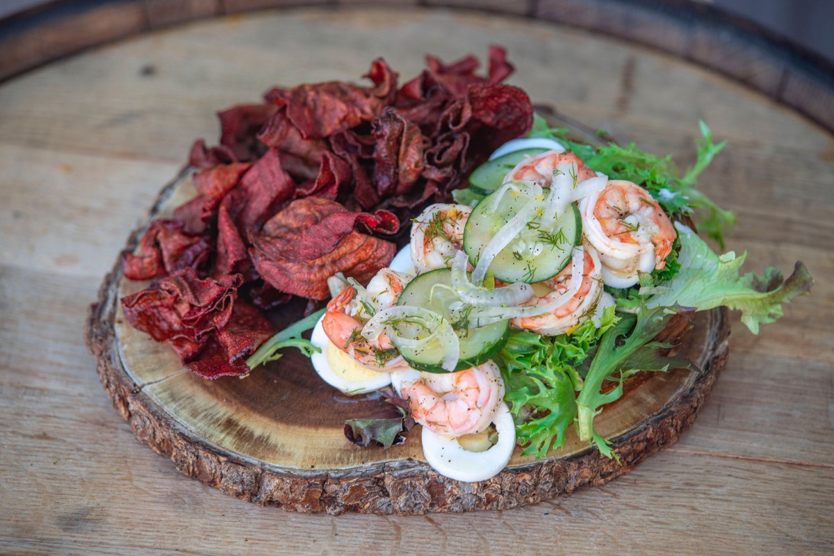 norsemenbrewing's tweet photo. 🍤🥪Weekly Food Special🥪🍤
Swedish Shrimp Trencher
We start by marinating onion, cucumber, and shrimp with lemon, dill, and roasted garlic. Served on rye bread with mixed greens, egg, and chive cream cheese.
#shrimpsammich #foodspecial #beetchips #norsemenbrewingco #kansasave https://t.co/xTtjz9GSeR