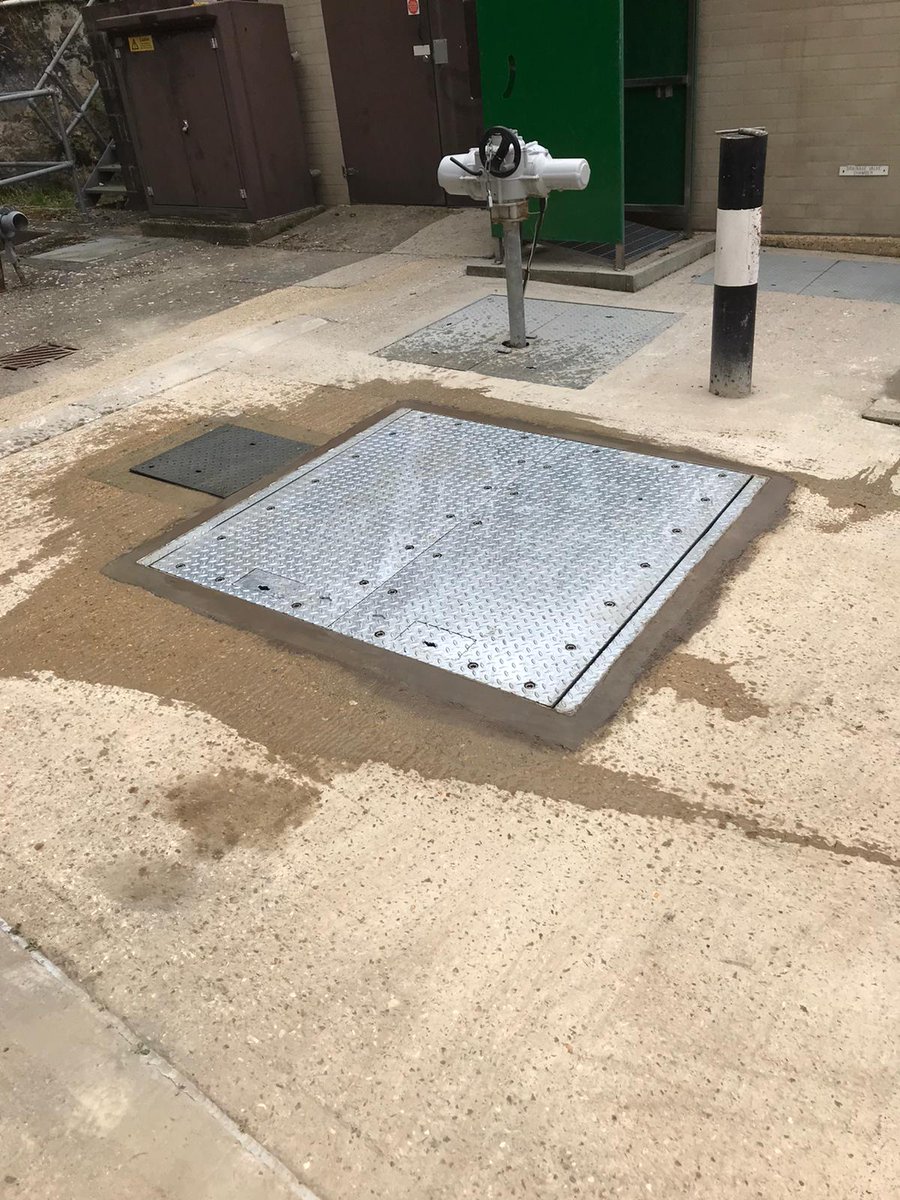 Pressure tight flush fitting hinged Technocover Sololift (padlockable) access cover designed to stop flood water existing a chamber (upward pressure) all units are hot dip galvanised after manufacture to BS EN ISO 1461 technocover.co.uk/product/pressu…