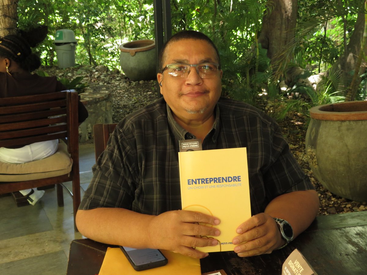 srpetitfrere's tweet photo. VENTE SIGNATURE DU LIVRE : ENTREPRENDRE, UN CHOIX ET UNE RESPONSABILITE ce samedi 18 septembre. Restez branchés pour de nouveaux rendez-vous!  Procurez-vous l'ouvrage à la librairie La Pléiade à Petion-Ville et à Bois Patate #EntrepreneuriatHaiti #EntreprendreAutrement https://t.co/3dxw8muEzi