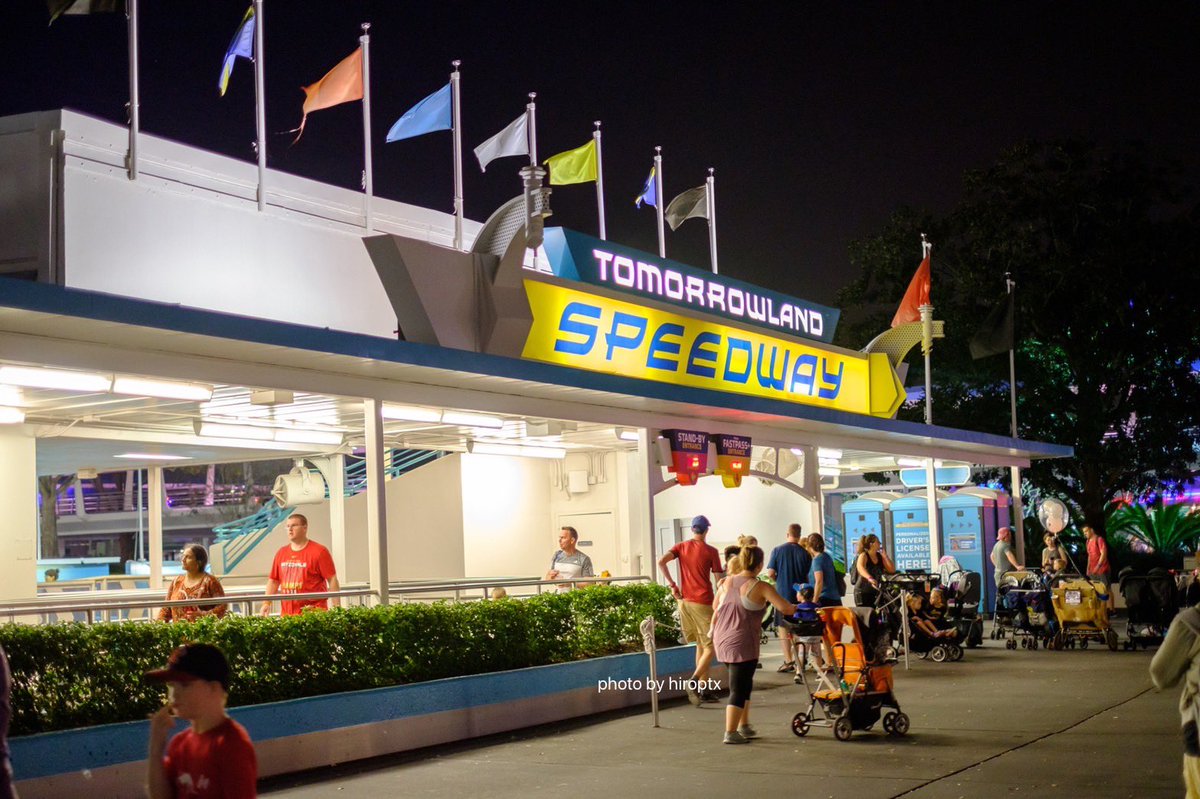 Hiro グラサーも乗りたいすなぁ マジックキングダムで乗れた時は目頭熱くなりました 免許なしに乗れる車 ってのが重要なんだよね アクセルがやたら重いんだけど