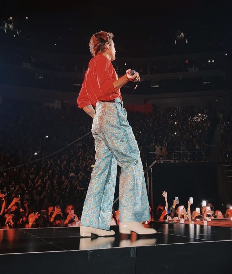 hsdtogethertour's tweet photo. Harry on stage in Detroit, MI - September 20 (via madisonchristenson on IG) https://t.co/PJlQzSyH7G