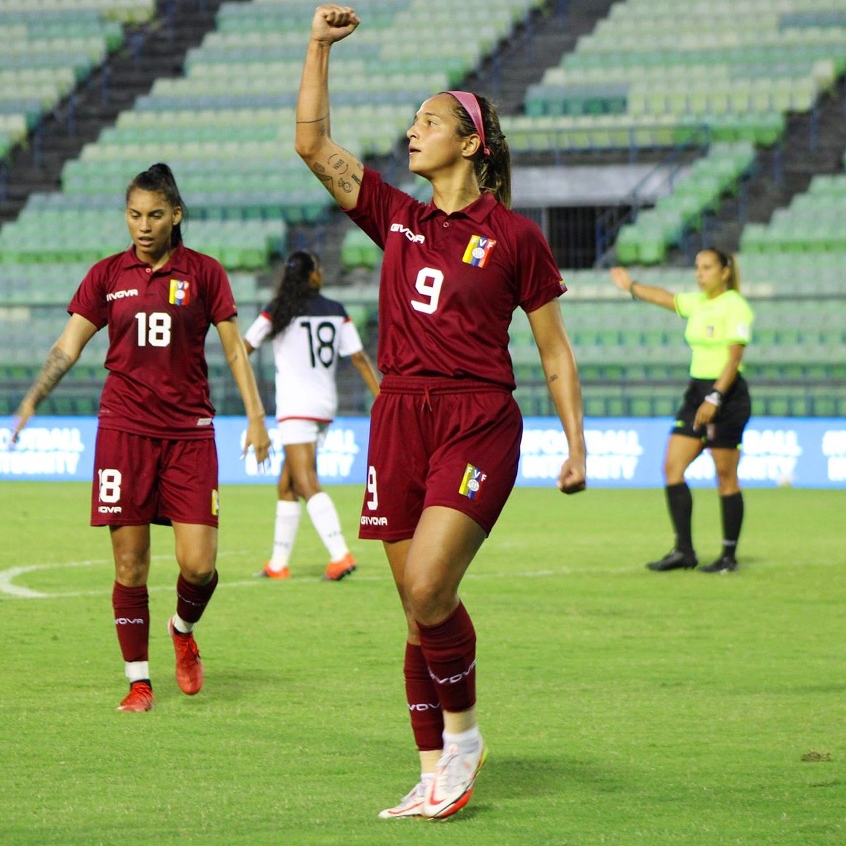 deynac18's tweet photo. Feliz de estar en casa ❤️🇻🇪 con todas las ganas del mundo de buscar nuestra clasificación al mundial @FIFAWWC #fifawwc23 

📷: @yianabittar https://t.co/TPK7hlMDpD
