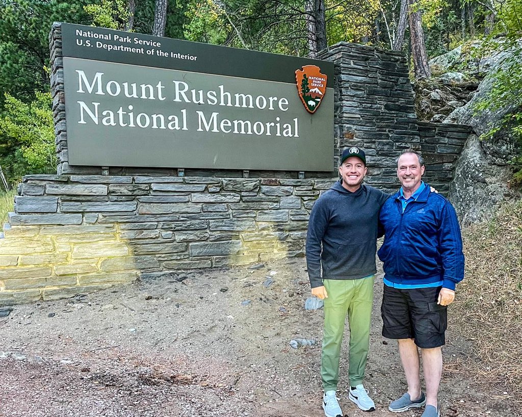RyanFieldABC's tweet photo. Beyond thrilled to finally make it to Mount Rushmore 🇺🇸
#Merica #FieldsTrip https://t.co/598nZ8nQk8