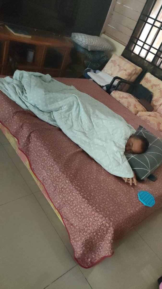 zumairaaa's tweet image. Kawan I Shah baru je diberhentikan kerja tau, lepas tu dpt tau pulak yg ayah dia skrg tgh struggle sakit batu karang dgn ketumbuhan acid gaut 🥺

So dia pun decide untuk kumpul duit slow2 dgn meniaga pisang goreng tepi jalan untuk operation ayah dia , jom bantu I RT guys 🙏