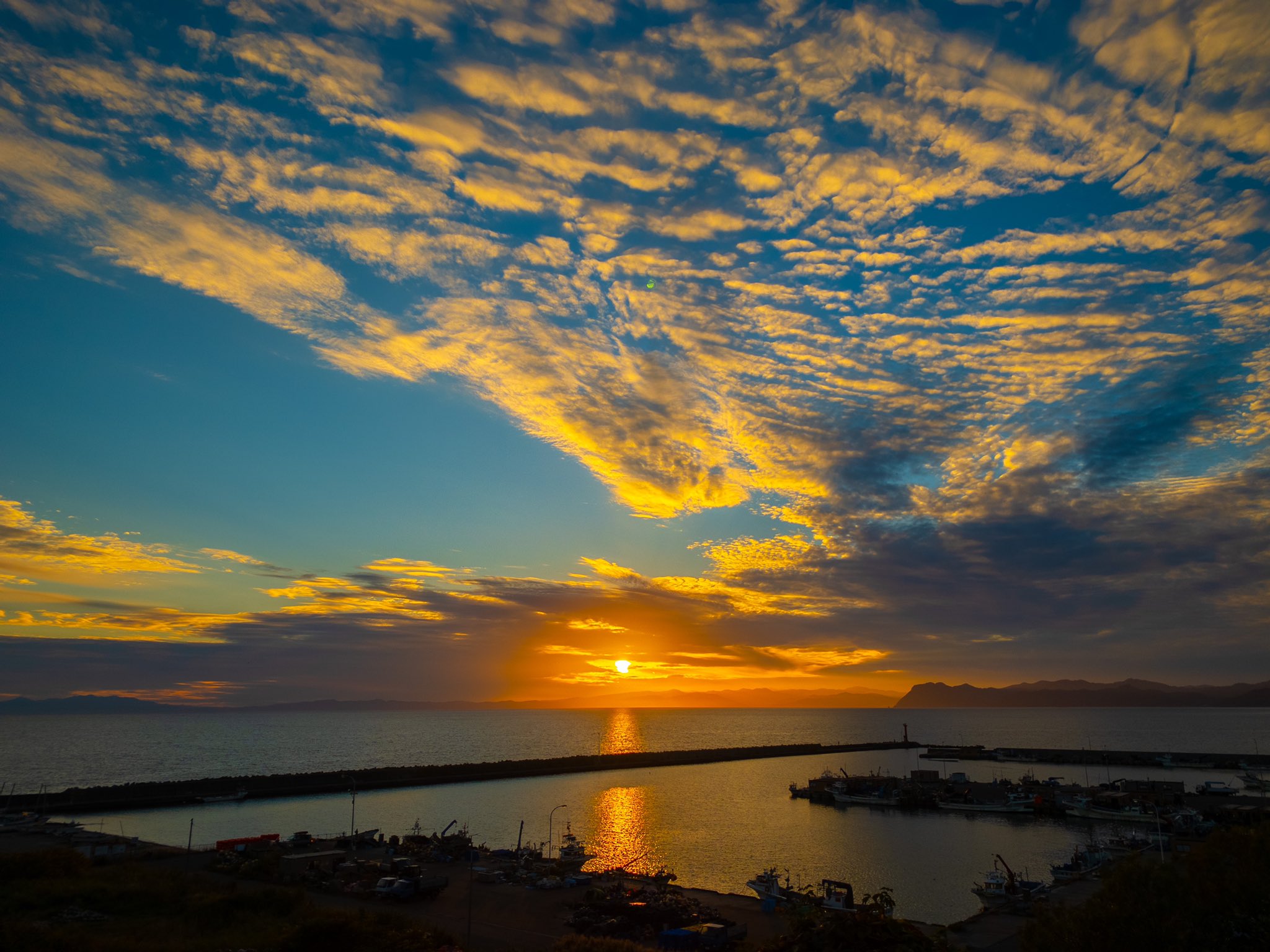 ɐɹnɯii Iʞoɐu 昨日の夕日 道の駅あぷたにて 洞爺湖町 噴火湾 道の駅あぷた 虻田漁港 夕日 夕焼け T Co Bpdfr1wgdj Twitter