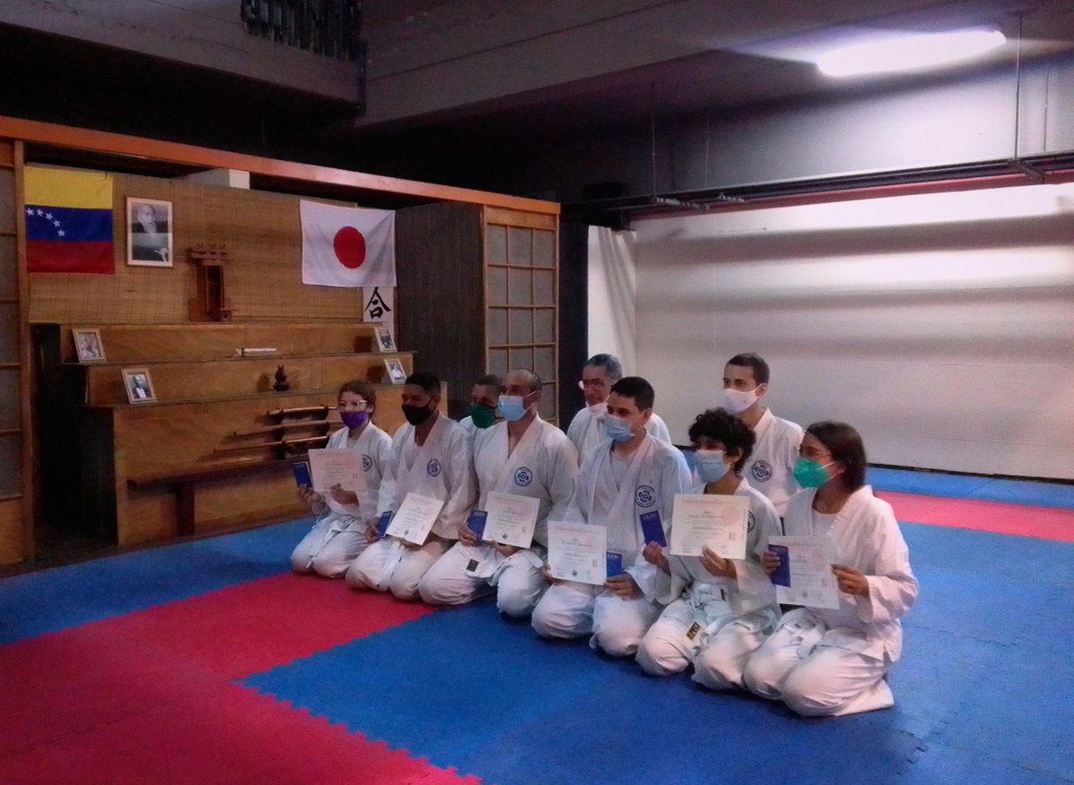 El sábado pasado, varios de los practicantes jóvenes y adultos del Dojo Santa Paula y de nuestro CNEA tuvieron la oportunidad de presentar lo que para nosotros es un importante comienzo en el camino de esta arte marcial: sus primeros exámenes (10° Kyu y 6° Kyu) ¡Omedetō!❣️🙌🔥💪