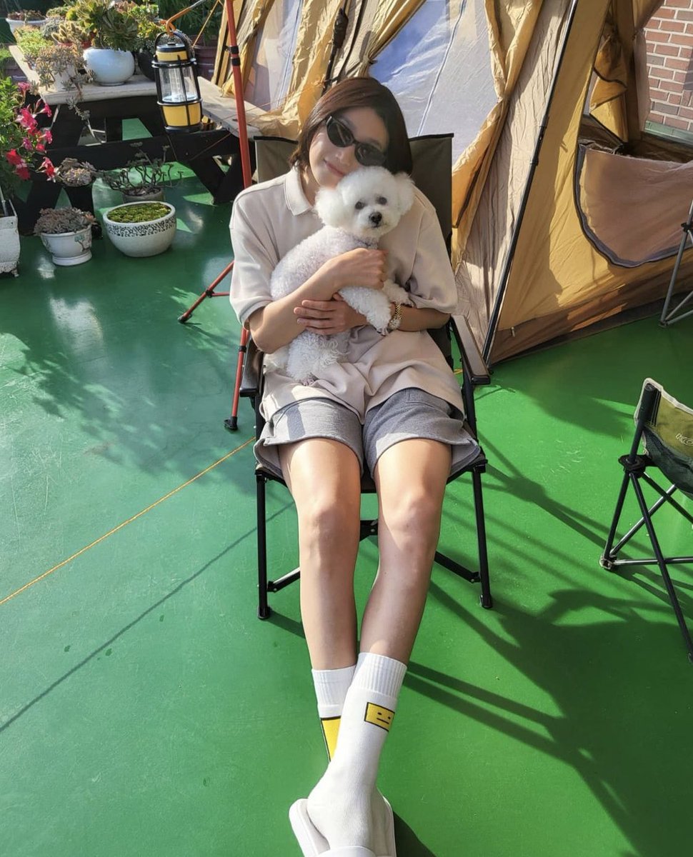 taelyaki's tweet photo. there's more 😭😭😭😭😭😭 with her dog jackson who better barks well because im about to replace him soon https://t.co/d9zIW55Ua8