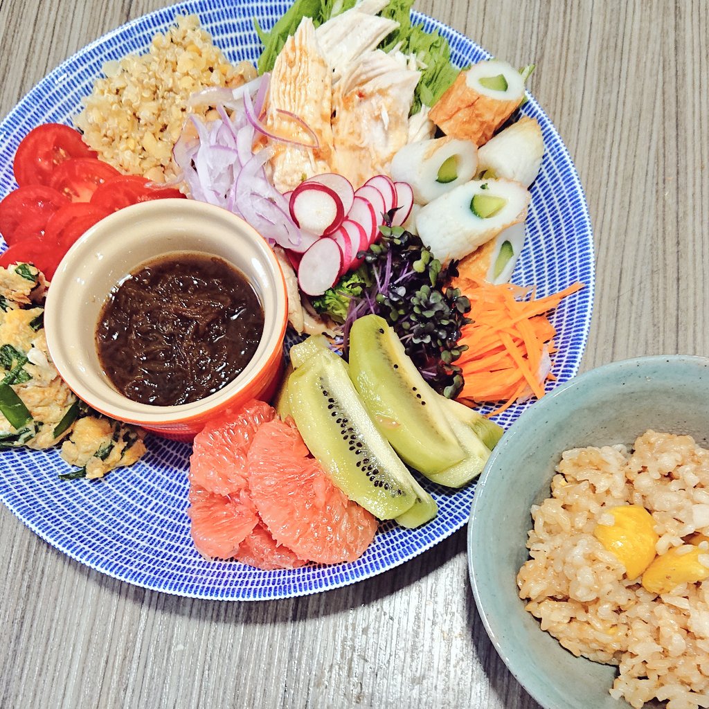 謎の朝ご飯プレート🤣
ぱっと見お造り盛られてそうな🤗
朝昼兼ねてるから栗ご飯も食べちゃう😚
今日も良い一日を✨✨🙌