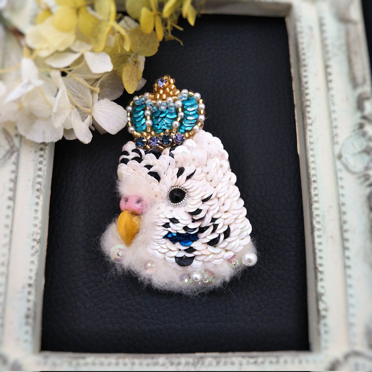 王冠セキセイインコ
ビーズ刺繍ブローチ
#セキセイインコ　#ビーズ刺繍　#beadwork  #beadembroidery