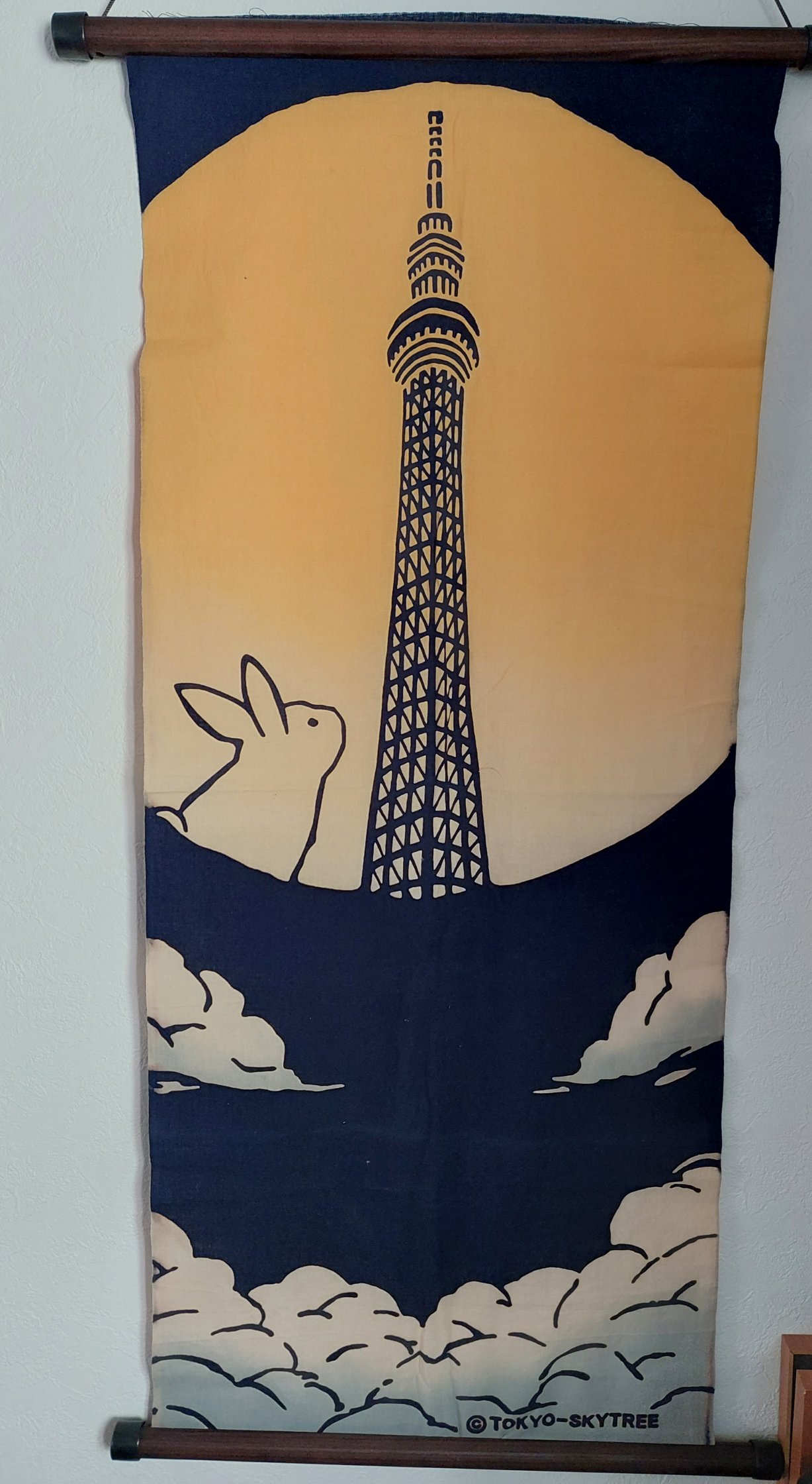 なつき 我が家は ダイニングに手ぬぐいをタペストリーにして吊るしてるんですが 7月からずっと七夕の手ぬぐいだったので ようやく替えました 月の中で スカイツリーを眺めるうさぎ 手ぬぐい 手ぬぐいタペストリー うさぎ T Co 1prm2pz7wm