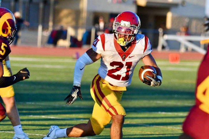 Runson21's tweet photo. Back at it 30 carries 277 yards 3 TD’s @GlendaleCollege @KArmstead21 @coachmuck2knox https://t.co/4vC38ZXdEn
