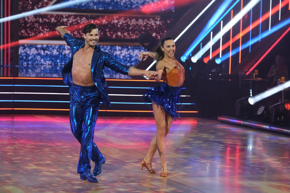 officialdwts's tweet image. THIS is what we really really wanted 🙌 Way to kick off the #DWTS season, @MelanieCmusic!