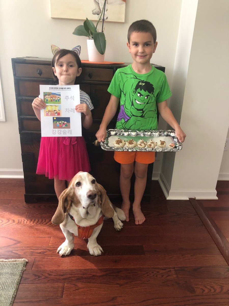 mwlippert's tweet image. 모두들 #추석  잘 보내시라고 세준이랑 세희랑 열심히 리퍼트 가족 스타일 🐻 #송편  만들었어요! 곰 세마리 대신 곰 다섯마리, 마지막 곰은 최강두산 곰이에요. #강강술래 어디서 하면 좋을까요?