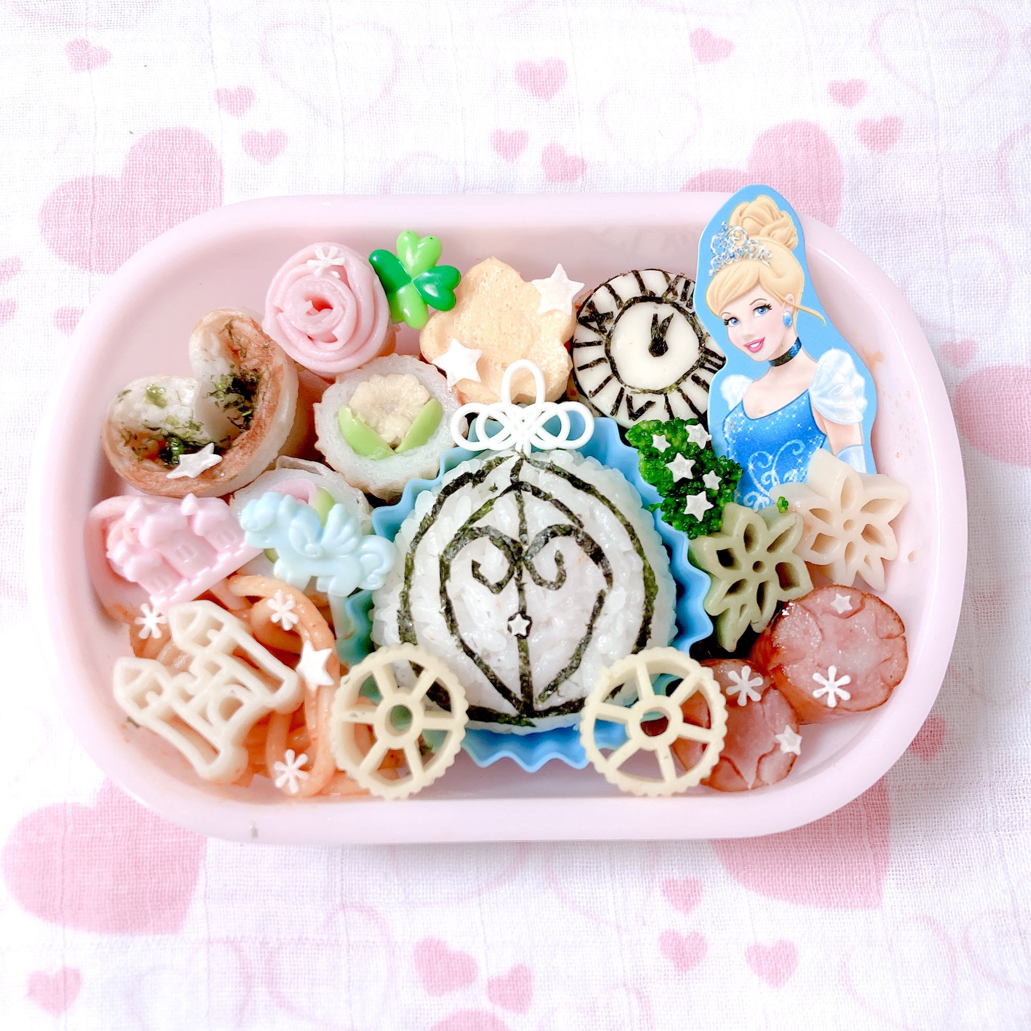 Twitter 上的 みら キャラ弁 お弁当記録 今日のお弁当はシンデレラ弁当 ダイソーのスイーツピック第2弾です ラプンツェルみたいにドレスにしたかったけど水色は着色料使わないとだから諦めて馬車を作ってみました それっぽくなったかな 時計は海苔の
