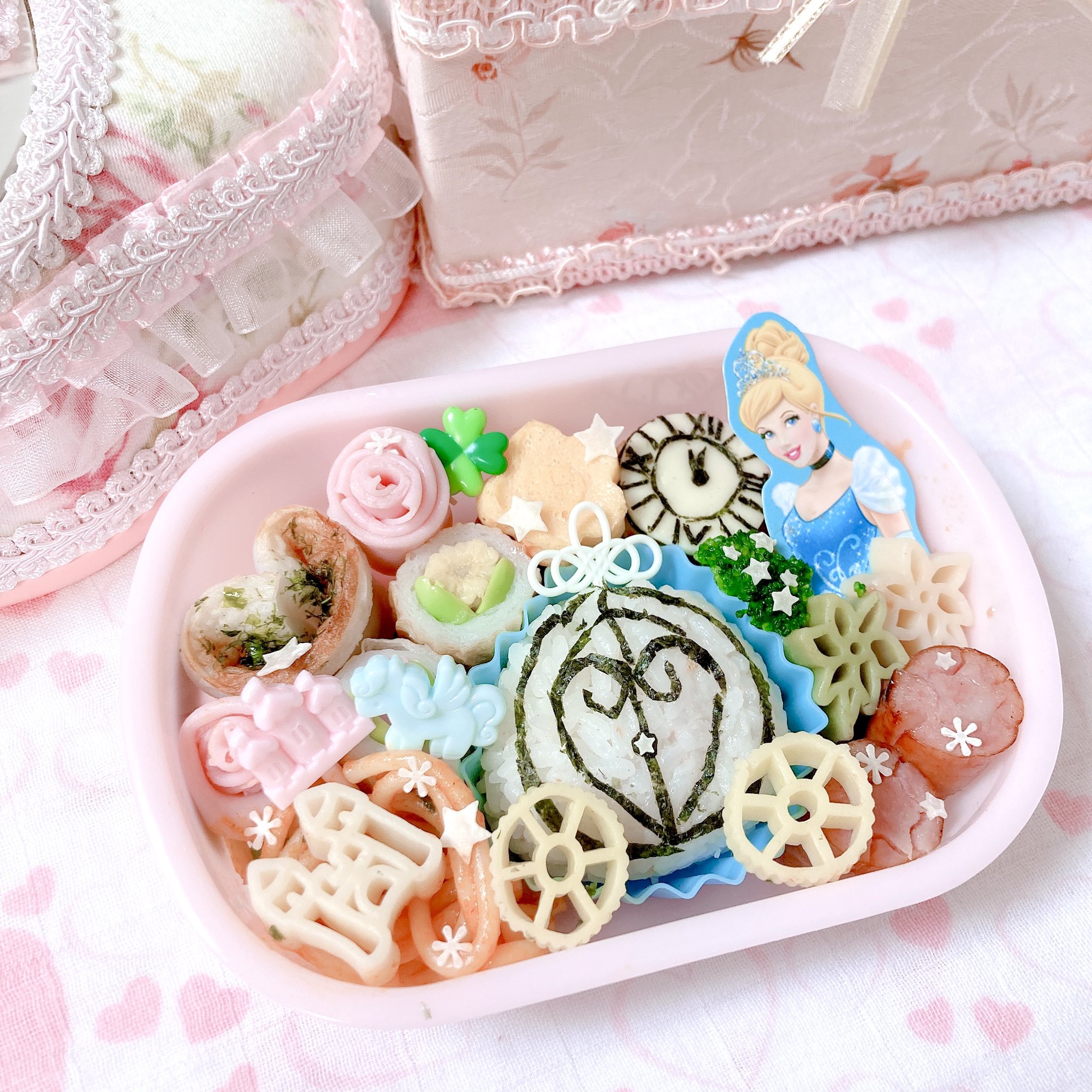 Twitter 上的 みら キャラ弁 お弁当記録 今日のお弁当はシンデレラ弁当 ダイソーのスイーツピック第2弾です ラプンツェルみたいにドレスにしたかったけど水色は着色料使わないとだから諦めて馬車を作ってみました それっぽくなったかな 時計は海苔の