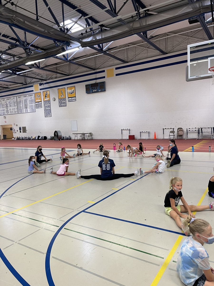 Had such a blast with our K-4th grade dancers today! Cannot wait to see you shine on the football field Friday 💙🤩 #GoLemont