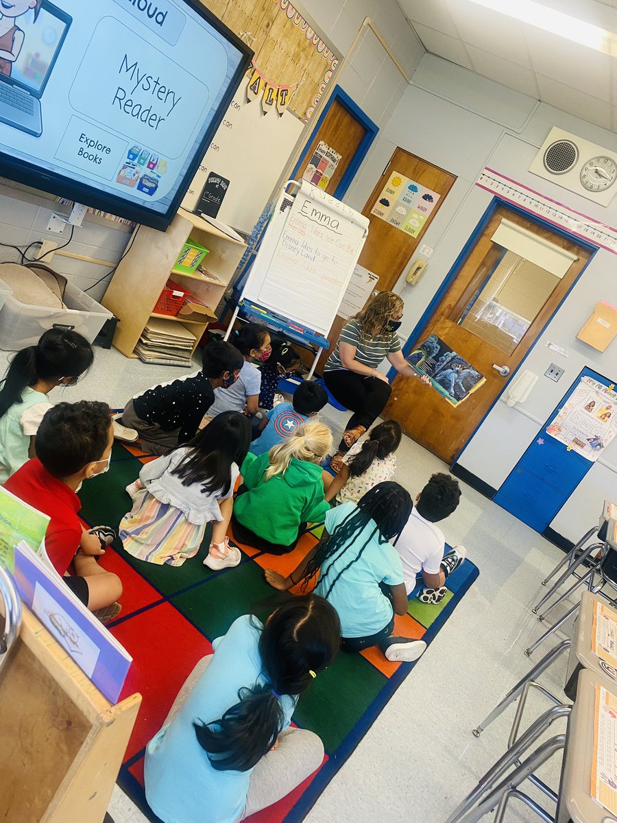 How lucky are we to have Mrs. Afonso as our Mystery Reader 😍 📚