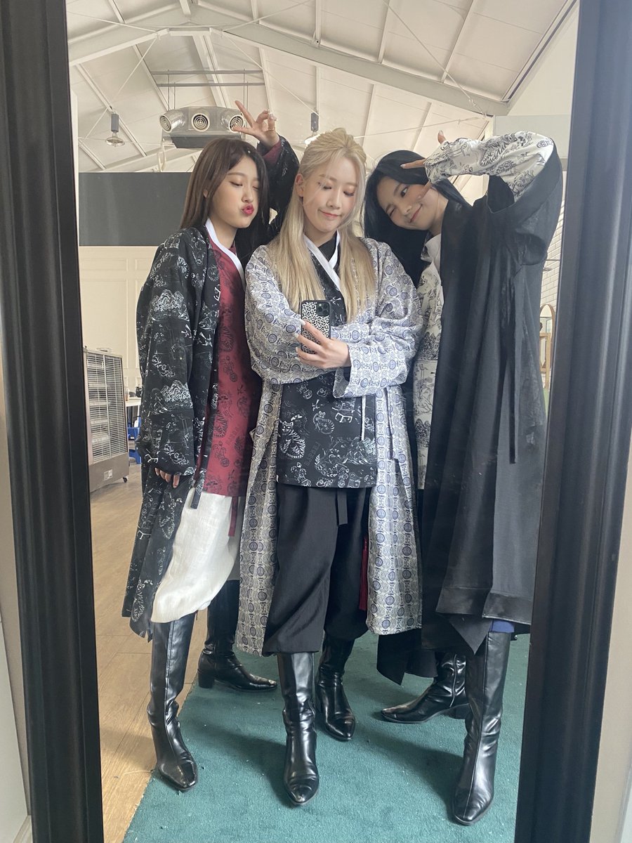 [FANCAFE] 210921 #LOONA ODD EYE CIRCLE fancafe update for #4YearsWithOEC ❤💙💜

<a href="/loonatheworld/">이달의 소녀(LOOΠΔ)</a> #이달의소녀