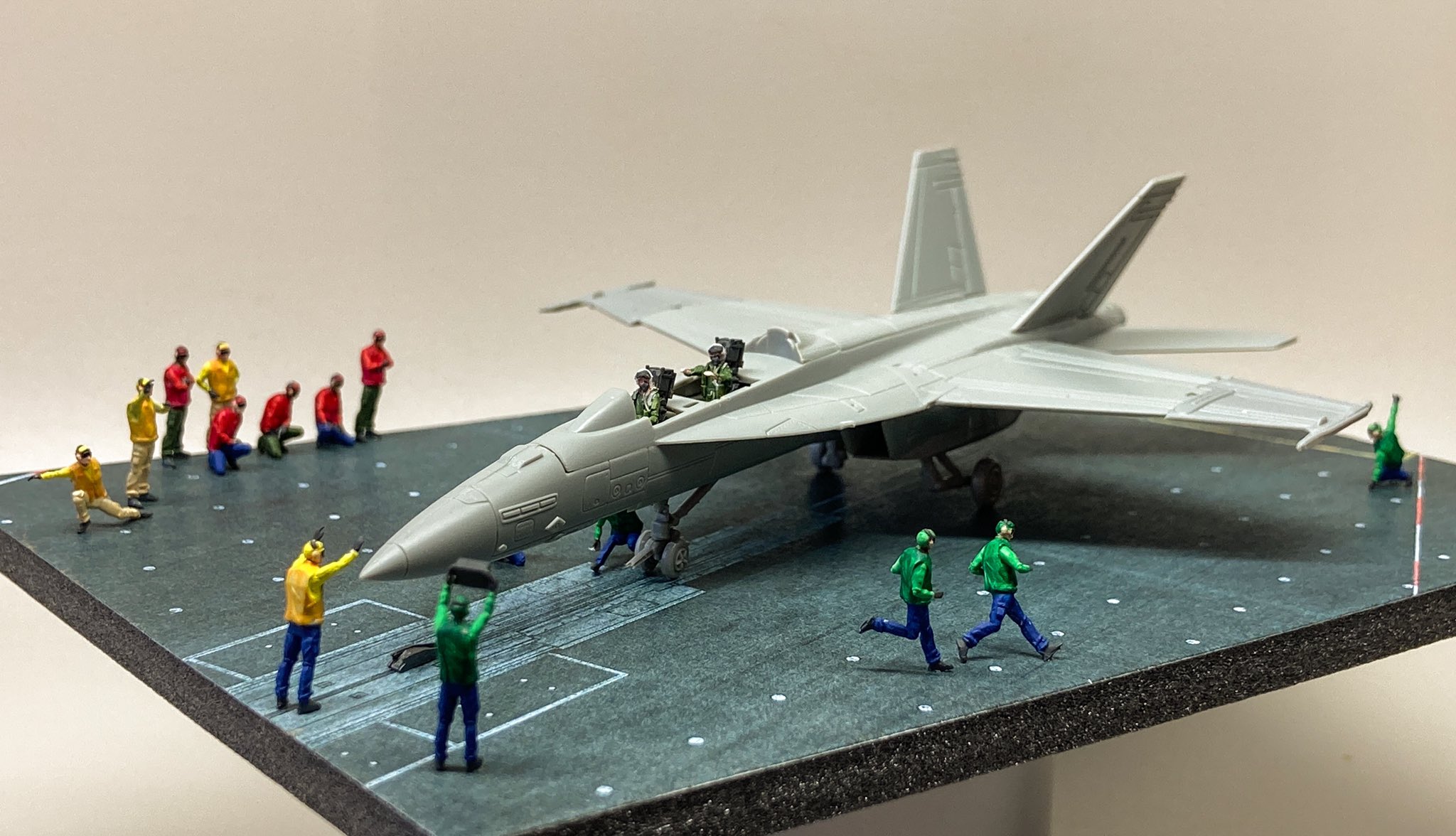 Hmagarage もうすぐ予約開始 1 144 Navy デッキクルーフィギュア On Alert 米空母の発艦シーン F 14パイロット F A 18パイロット デッキクルーをポーズ違いで合計体 カタパルトシャトルとホールドバックバーをセット 反射テープ等のデカール付属 3d