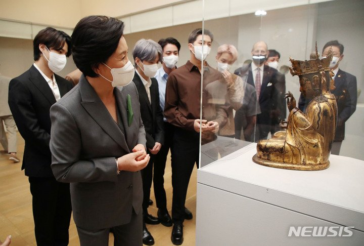 Berkunjung ke Amerika, BTS Bersama Kim Jung Sook Serahkan Hadiah Ini ke Metropolitan  Museum of Art - Tribunkaltim.co