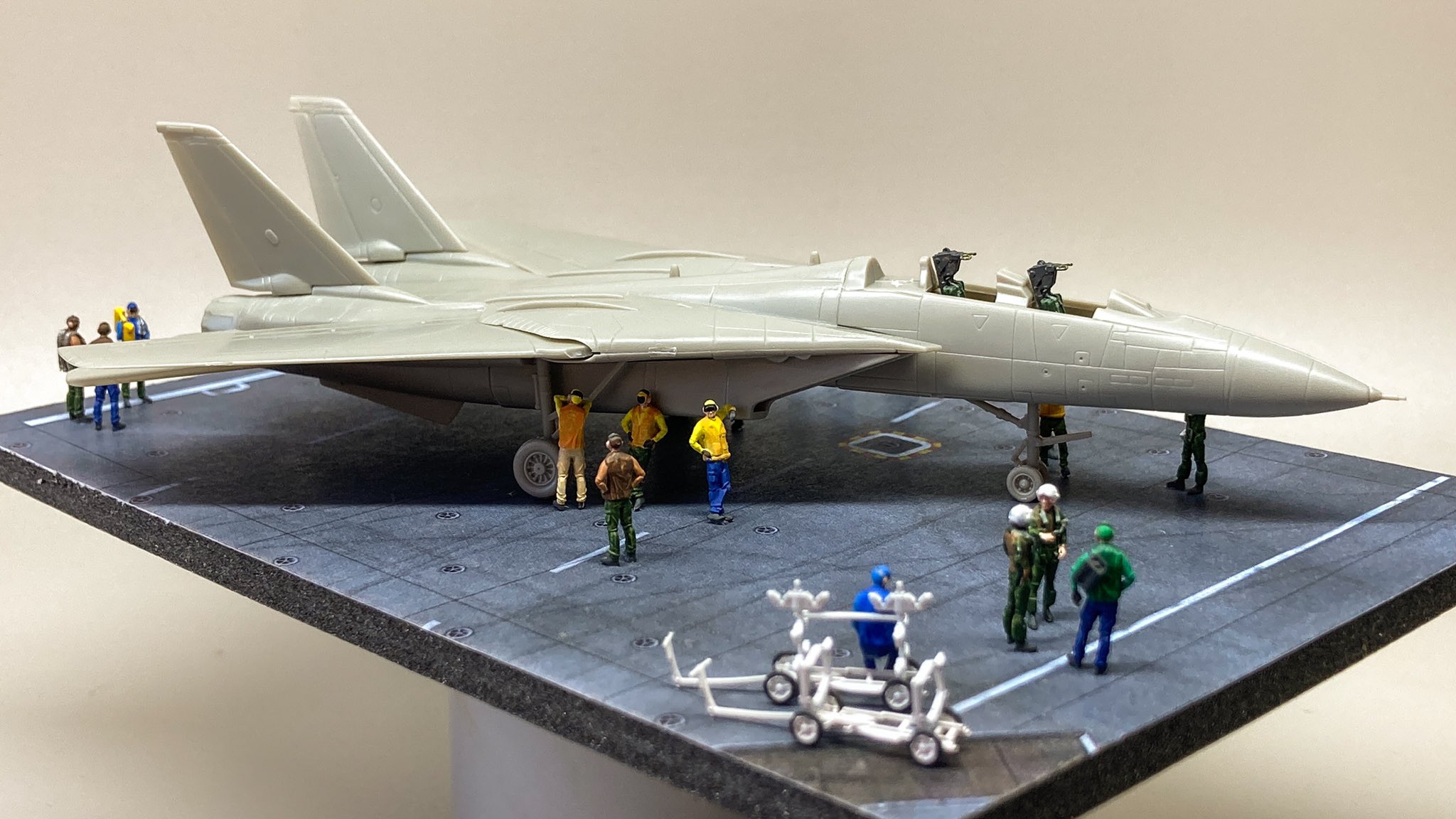 Hmagarage もうすぐ予約開始 1 144 Navy デッキクルーフィギュア On Alert 米空母の発艦シーン F 14パイロット F A 18パイロット デッキクルーをポーズ違いで合計体 カタパルトシャトルとホールドバックバーをセット 反射テープ等のデカール付属 3d