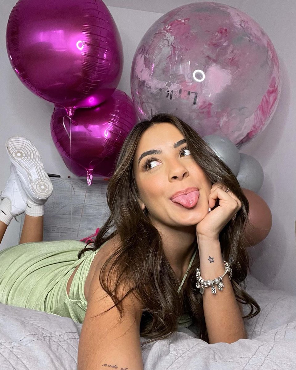 laura 🌙 tweet media