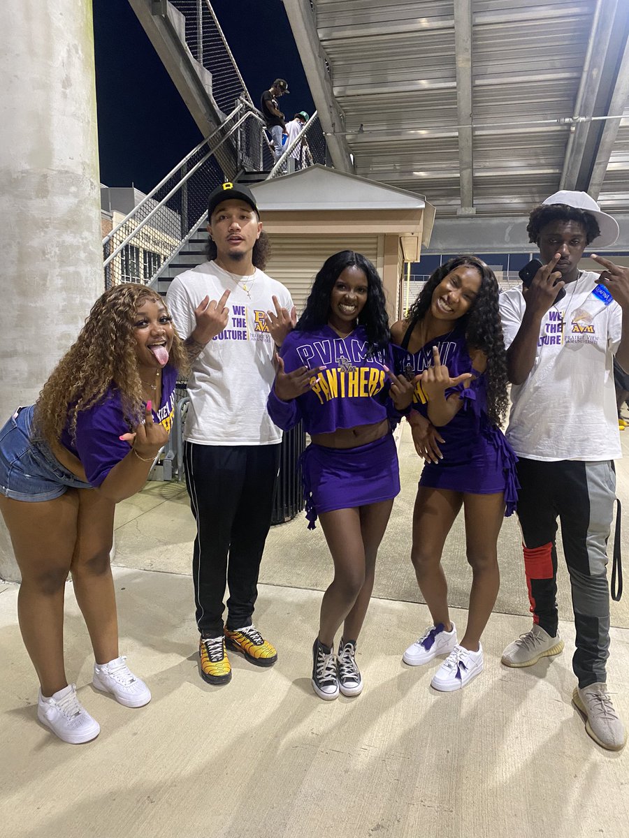 katedoyne's tweet photo. rock the purple gold💜💛#pv25 #pvgameday https://t.co/zPzaP5ErM7