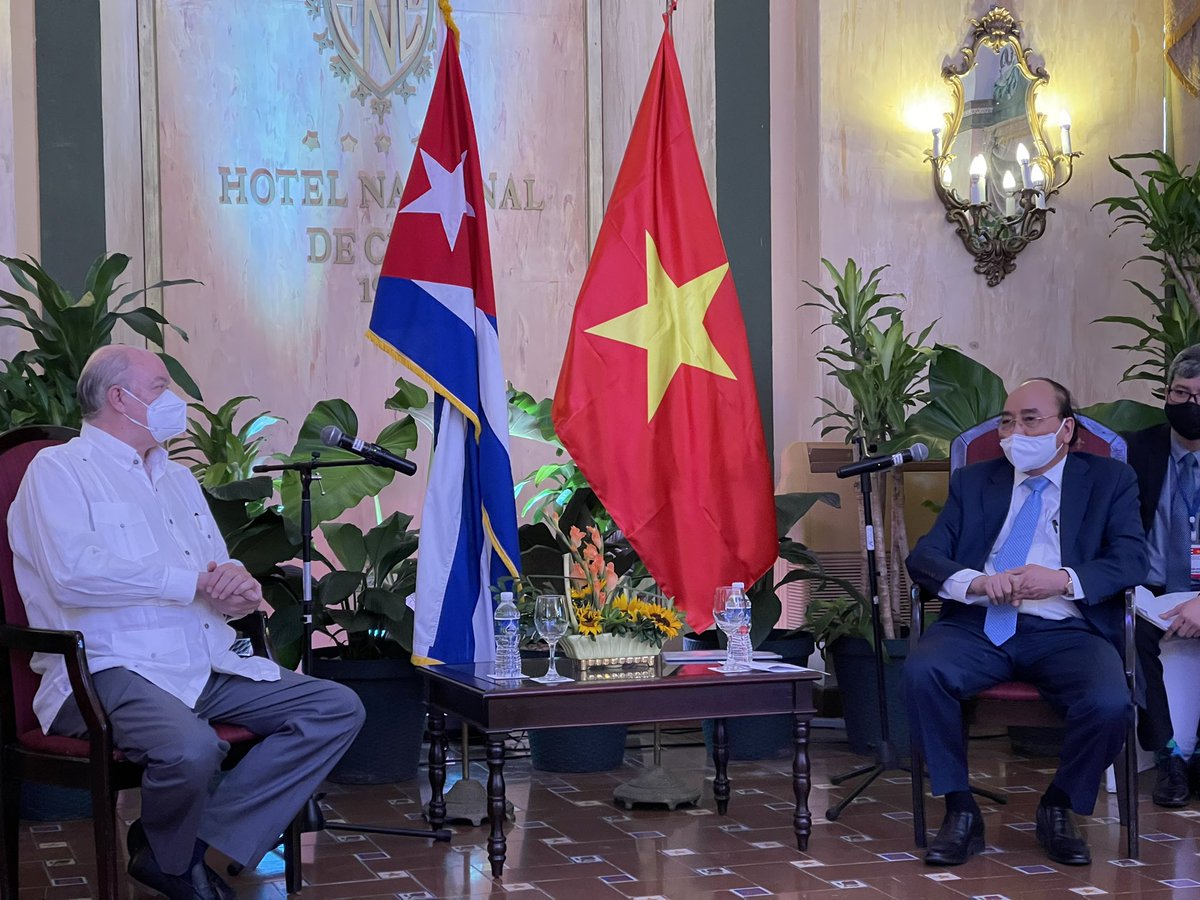 Presidente de #Vietnam recibió información sobre @ZEDMarielCuba e inversiones de empresas vietnamitas en el enclave. Posteriormente su delegación entregó simbólicamente nueva donación 6 mil tm de arroz. #CubaNoEstaSola #NoMasBloqueo @MINCEX_CUBA