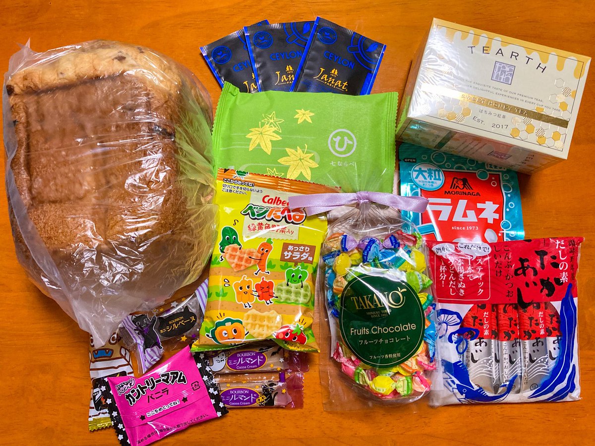 昨日はありがとうございました パンは仲良くして頂いている作家さんのお手製 今日のお昼ごはんにいただきまーす 気になってた紅茶とか 見たことないお出汁も頂いた 嬉しい 日本で1番同人誌即売会で お出汁の差し入れを頂いてるのは 間違いなく私だと思い