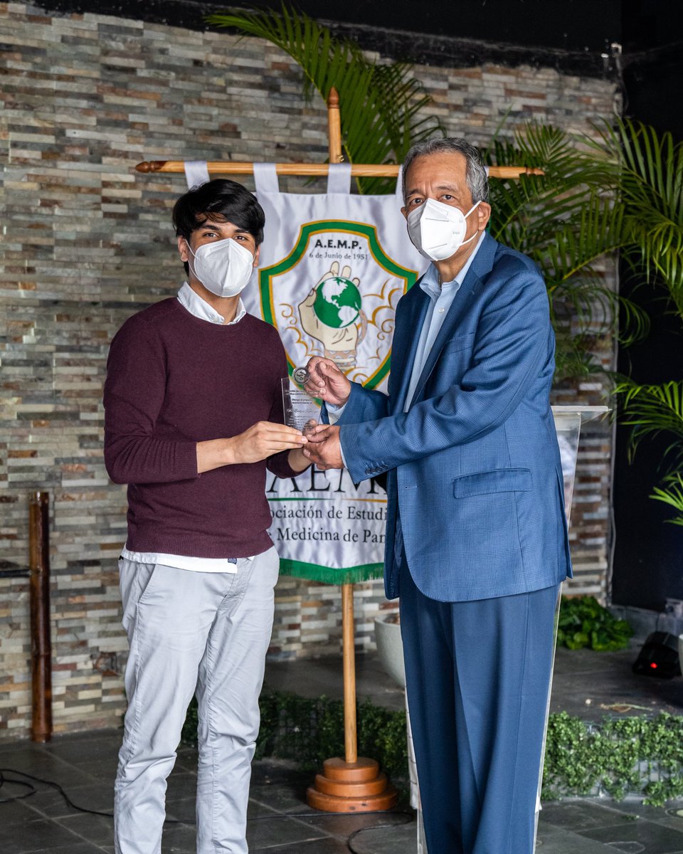 🩺Entrega de reconocimientos al Dr. Enrique Mendoza durante el homenaje que le realizó la Asociación el día de ayer domingo 19 de septiembre🥇

Una vez más gracias a todos por sintonizarnos , si desean ver el vídeo todavía este se encuentra en nuestro canal de Youtube AEMP.