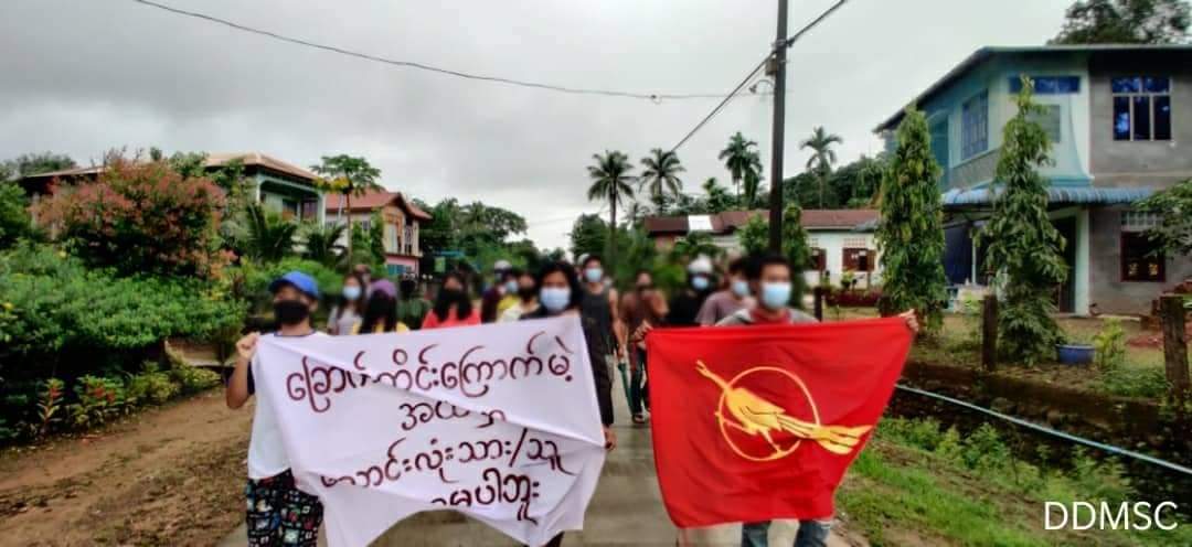 BEE31217839's tweet photo. Despite the shootings by the members of the Terrorist Military Council, protesters continued their morning protest against the military dictatorship in #LaungLone Tsp.
#RefugeesNeedHelp
#Sep21Coup 
#WhatsHappeningInMyanmar https://t.co/7nGLfZ951f