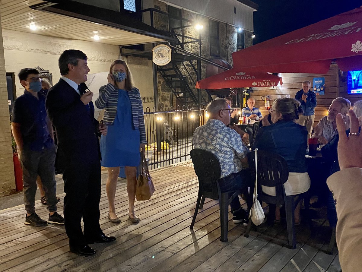 HHTEditor's tweet photo. Incumbent @MichaelChongMP takes an early lead in the polls as he arrives to a cheering crowd at @TheRedHarpPub.  #HaltonVotes2021 #Elxn44 https://t.co/PuWWteJtPn