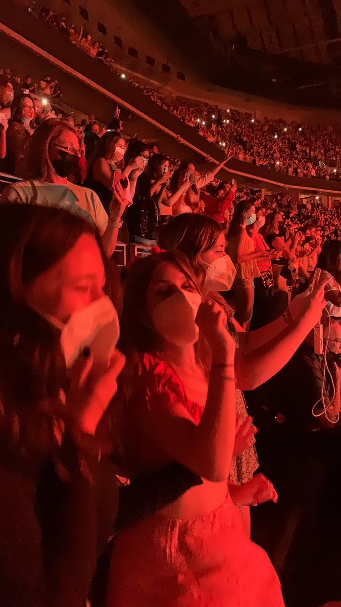 annitodorito's tweet photo. My sister and her best friends took me to see @Harry_Styles on Saturday. They’ve been waiting since December 2019 for this. Here’s them right as he came out. This is the cutest shit ever https://t.co/SNwjF9h0pq