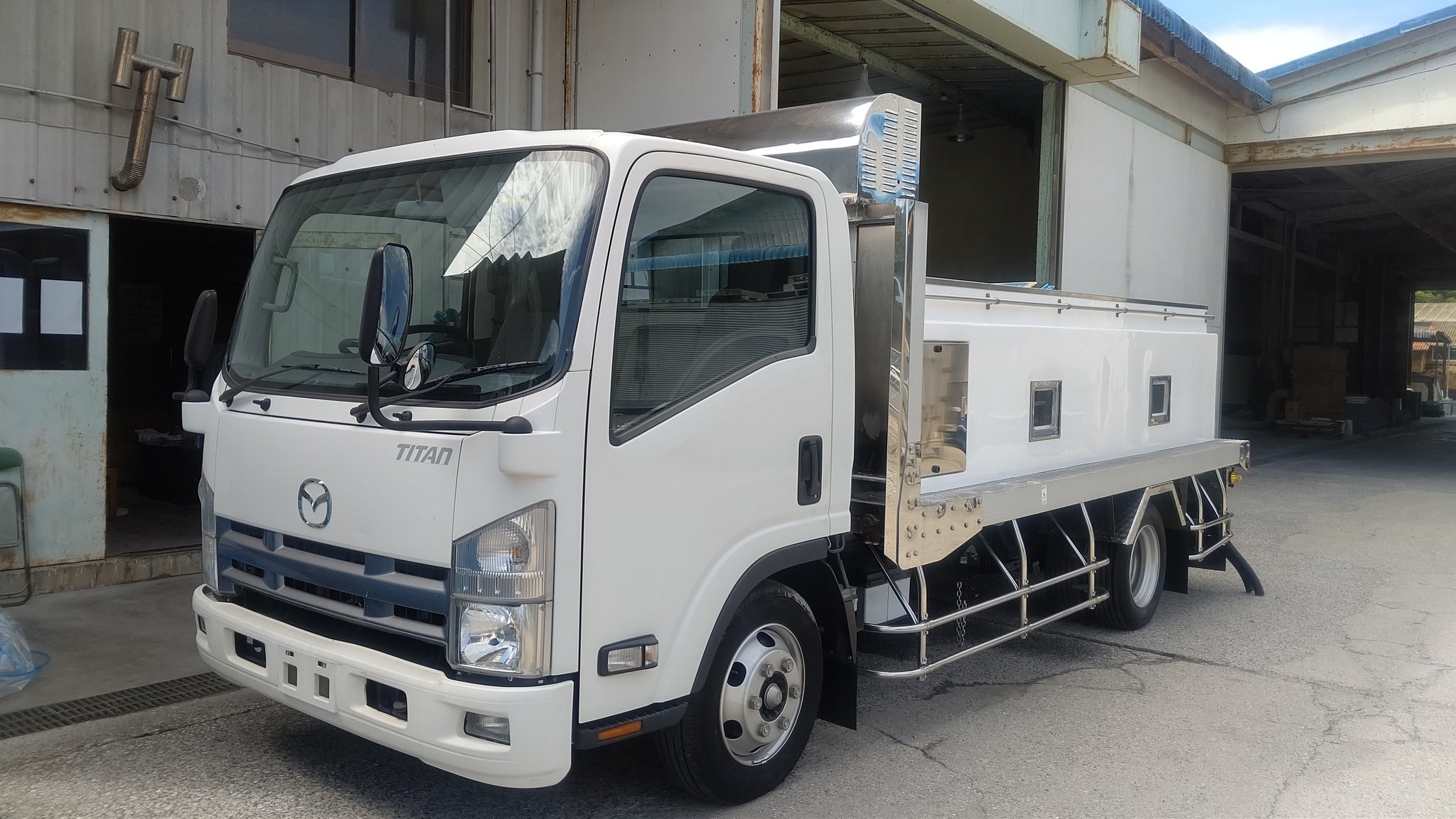 Silver サボってないかサボりに行ったら完成してたので明日からサボれなくなった件 活魚運搬車 いすゞ マツダ 増トン車 高級天然活魚卸問屋 T Co Wzaankhh0j Twitter