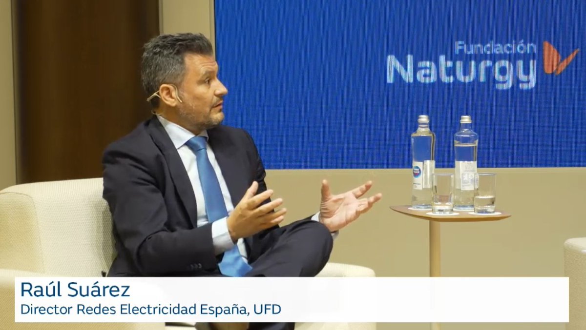 🗣️ Raúl Suárez, director Redes Electricidad España, UFD: "Las redes eléctricas es una infraestructura híbrida y compleja. La #digitalización permitirá a los distribuidores optimizar el ciclo de vida de la estructura y la explotación, y hacerla más flexible". #SeminariosFNaturgy