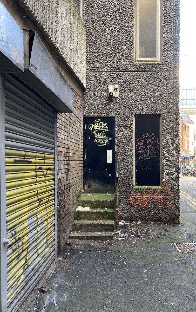 Manchester meets New York vibe 

#sidestreets #backdoors #graffiti #concrete #steps #art #poetry
