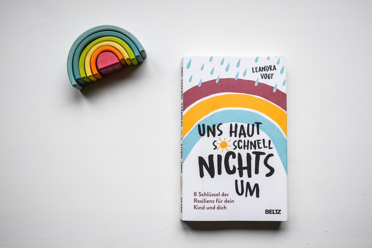 Ich konnte nicht nur als Mutter ganz viel aus Vogts Texten und Anleitungen mitnehmen, sondern auch als Resilienztrainierin. gestärkt und sicher begleitet. In meiner Arbeit, in meinem Mutter sein und in meinem eigenen Ich. nannisraeuberleben.de/2021/09/uns-ha…